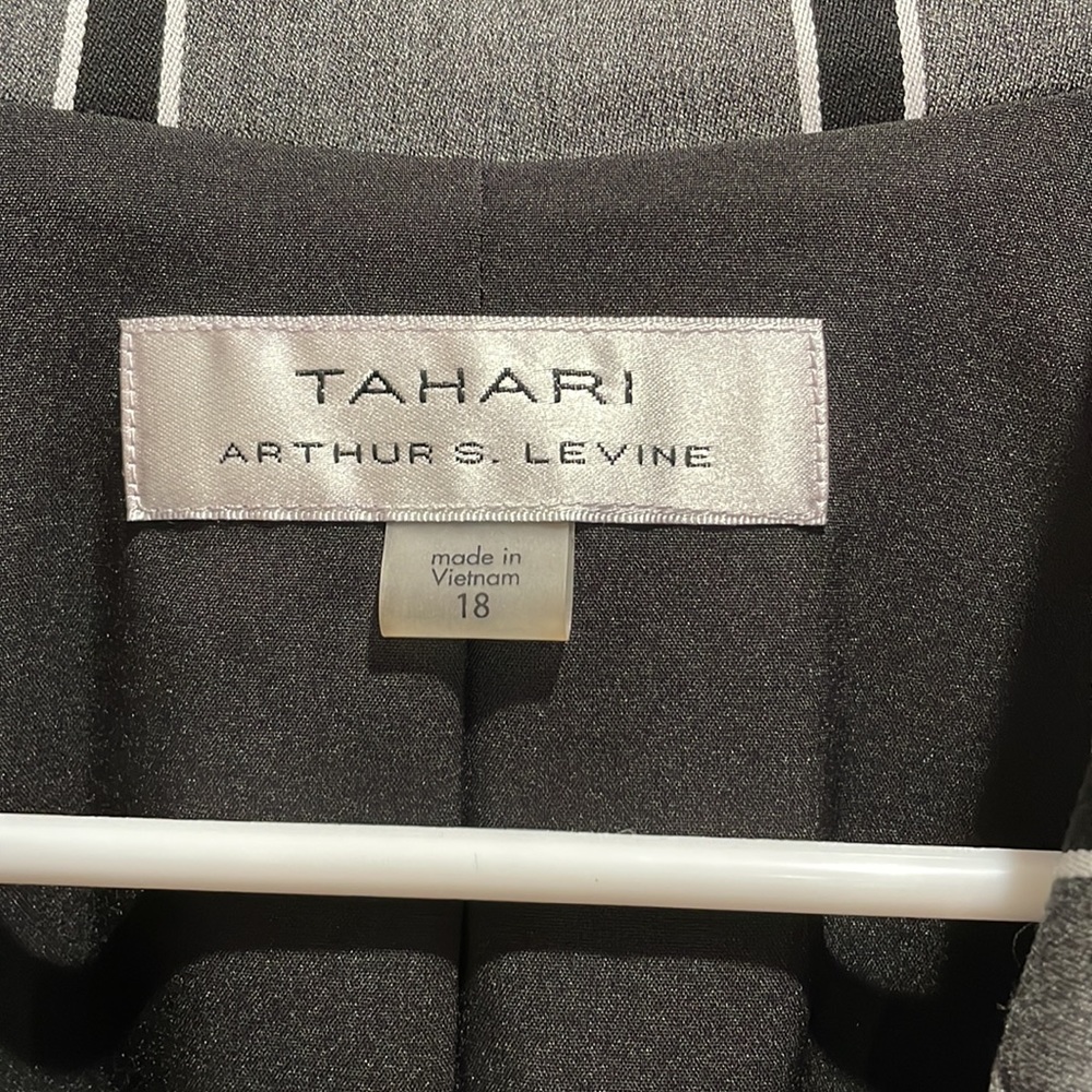 Women’s Jacket - Picture 2 of 5